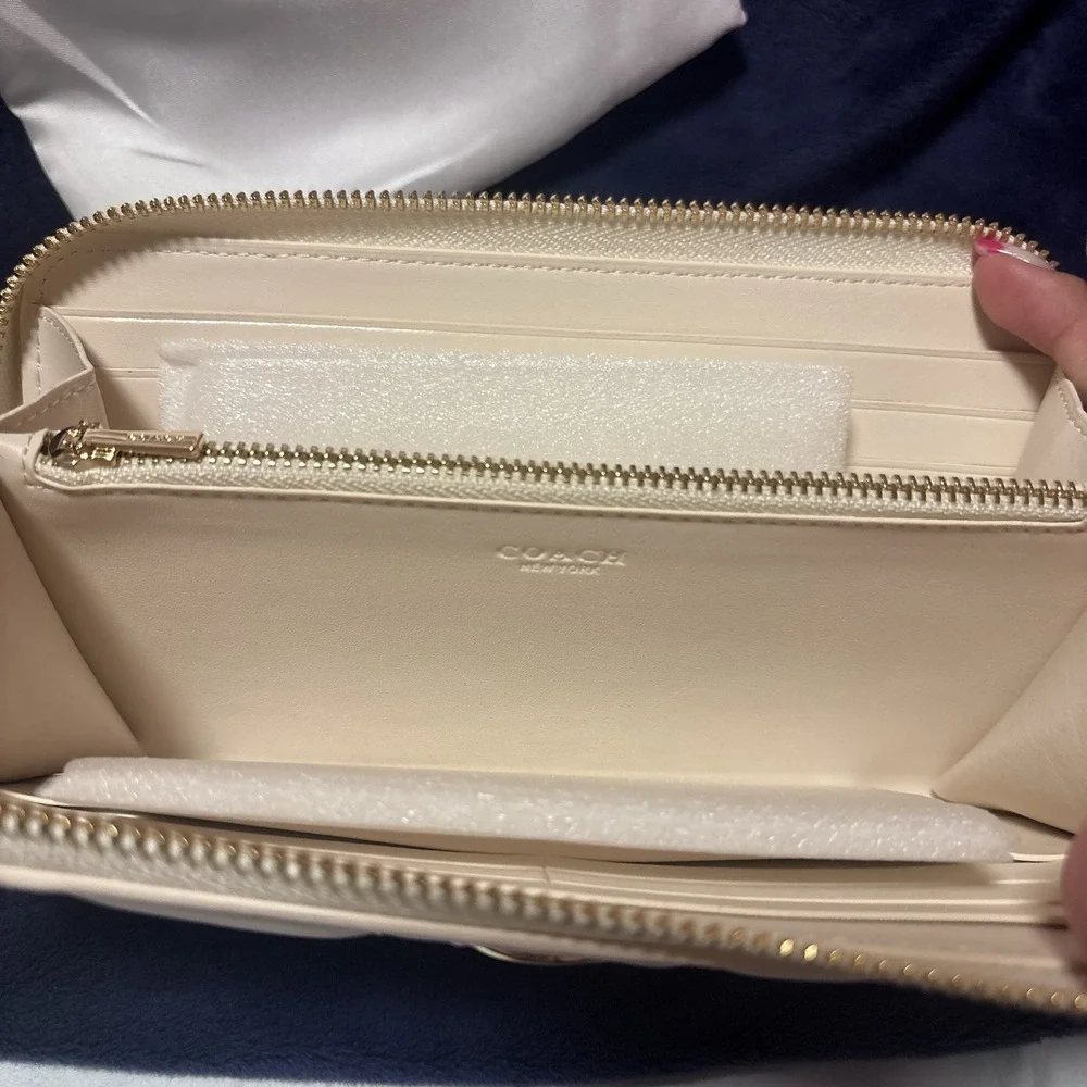 NWT COACH White Cream Pillow Quilting Long Wallet Round Zip Rare Gold Accent